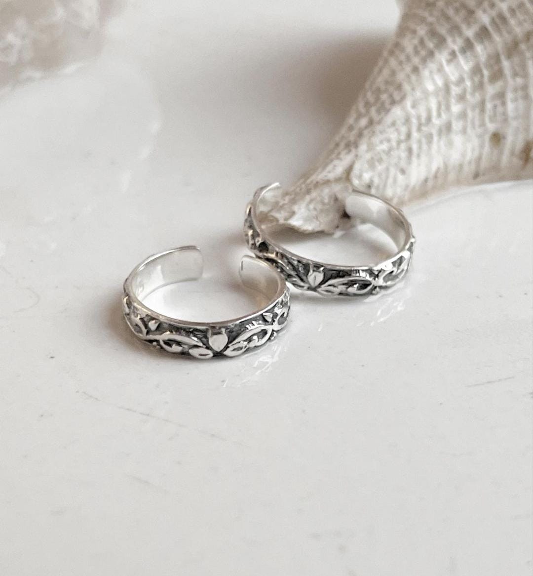 Charming vintage motif silver toe ring