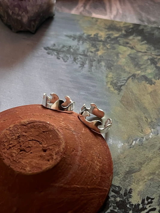 Wavy pure silver toe ring for elegant style