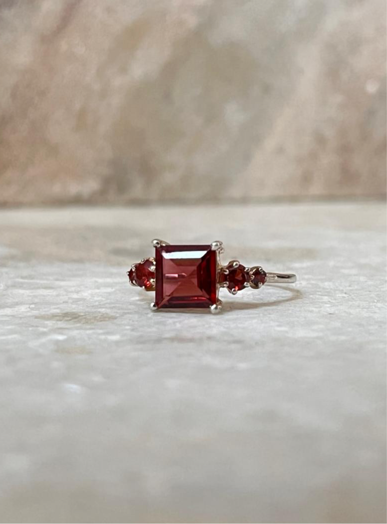 Garnet Square Cut Vintage 925 Sterling Silver Ring