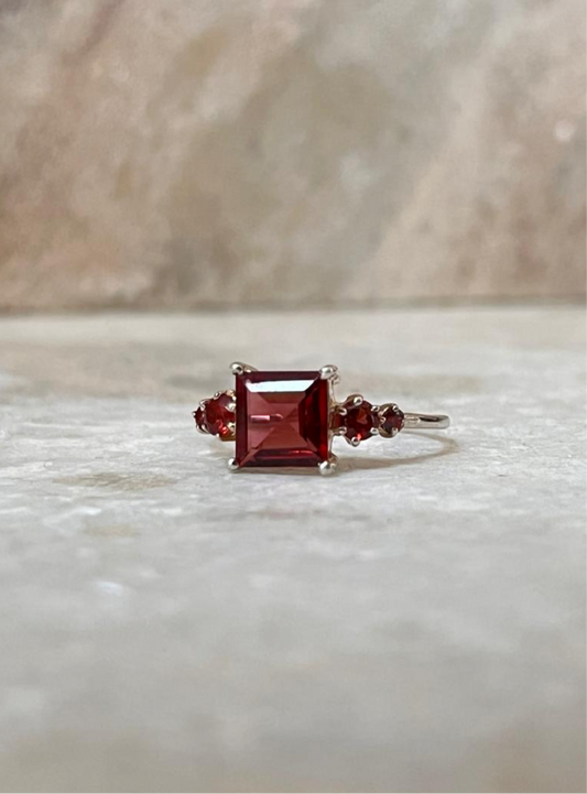 Garnet Square Cut Vintage 925 Sterling Silver Ring