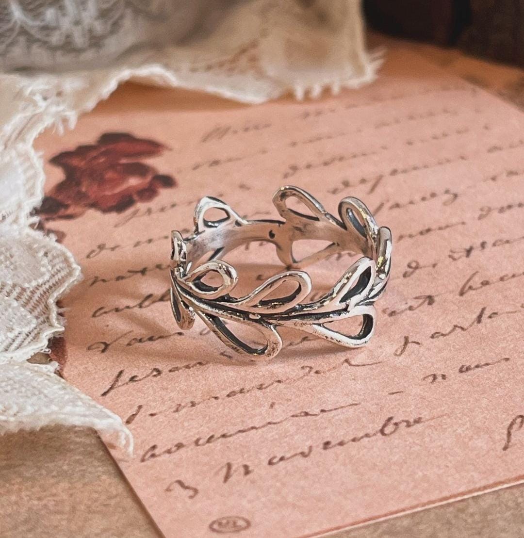 Sleek silver ring with delicate vine and leaf motif