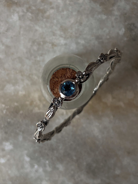 Decorative forest-inspired bangle with blue topaz in 925 sterling silver