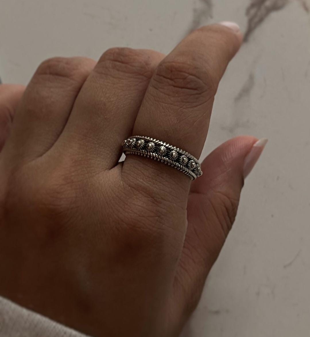 Sleek silver ring with a unique Balinese design and fixed size.