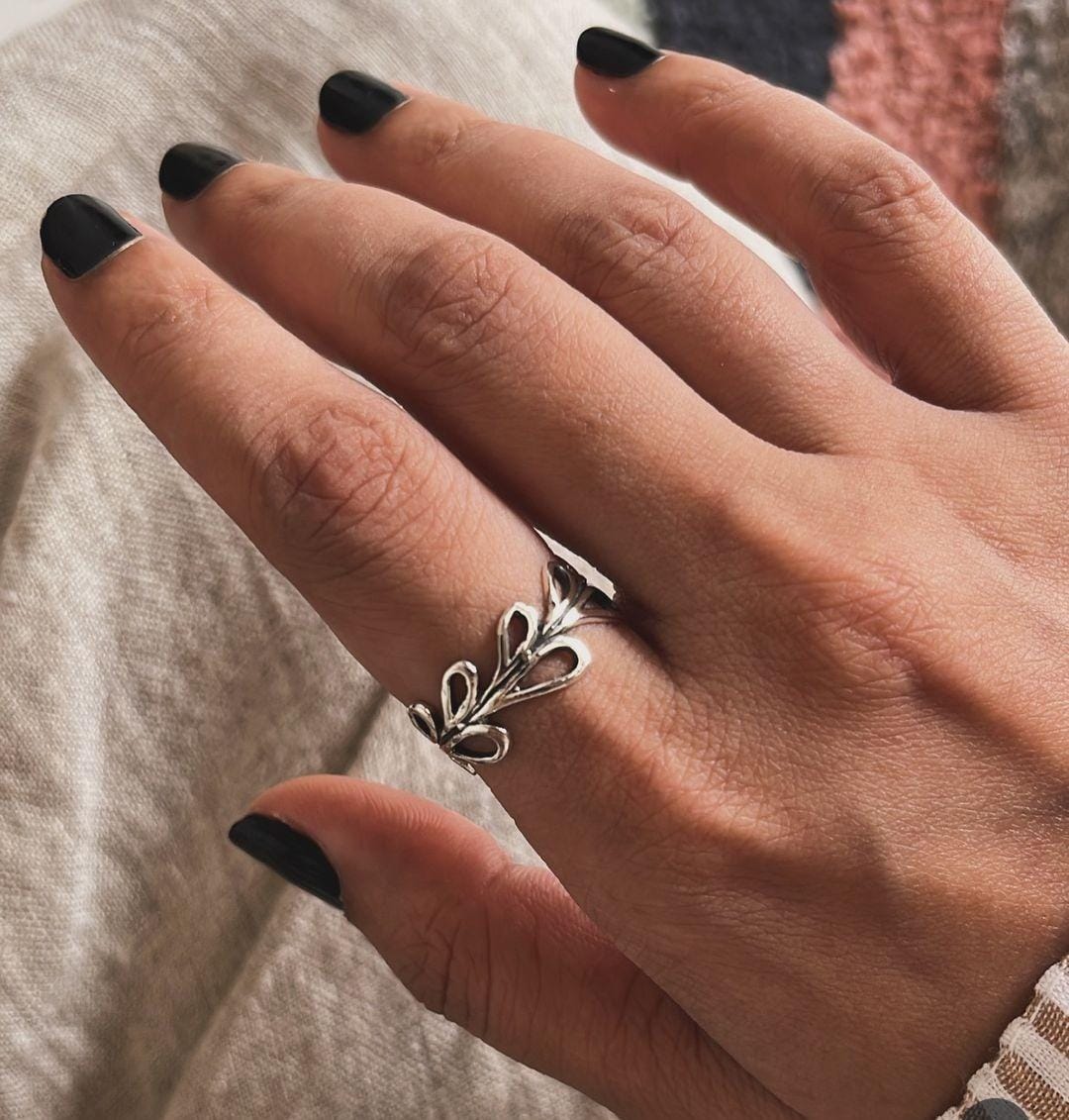 Nature-inspired vines and leaf silver ring
