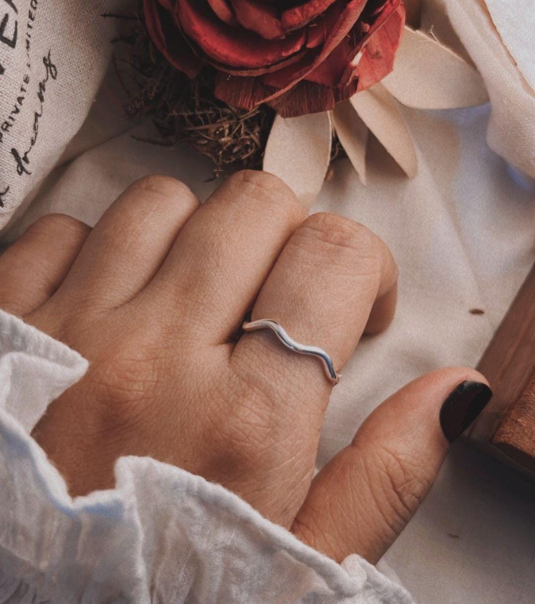 Stylish wavy silver band ring