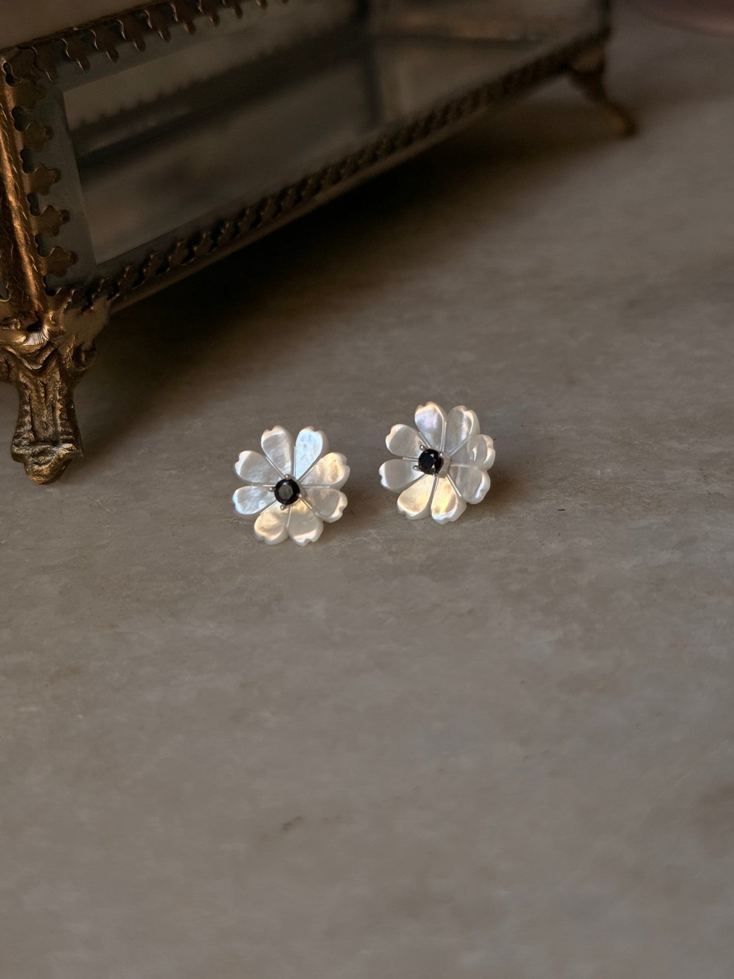 925 Sterling Silver Mother of Pearl Flower Carved - Black Spinel Round Studs- 2 in 1