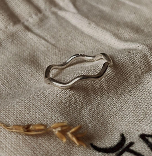 Wavy silver band ring for modern style