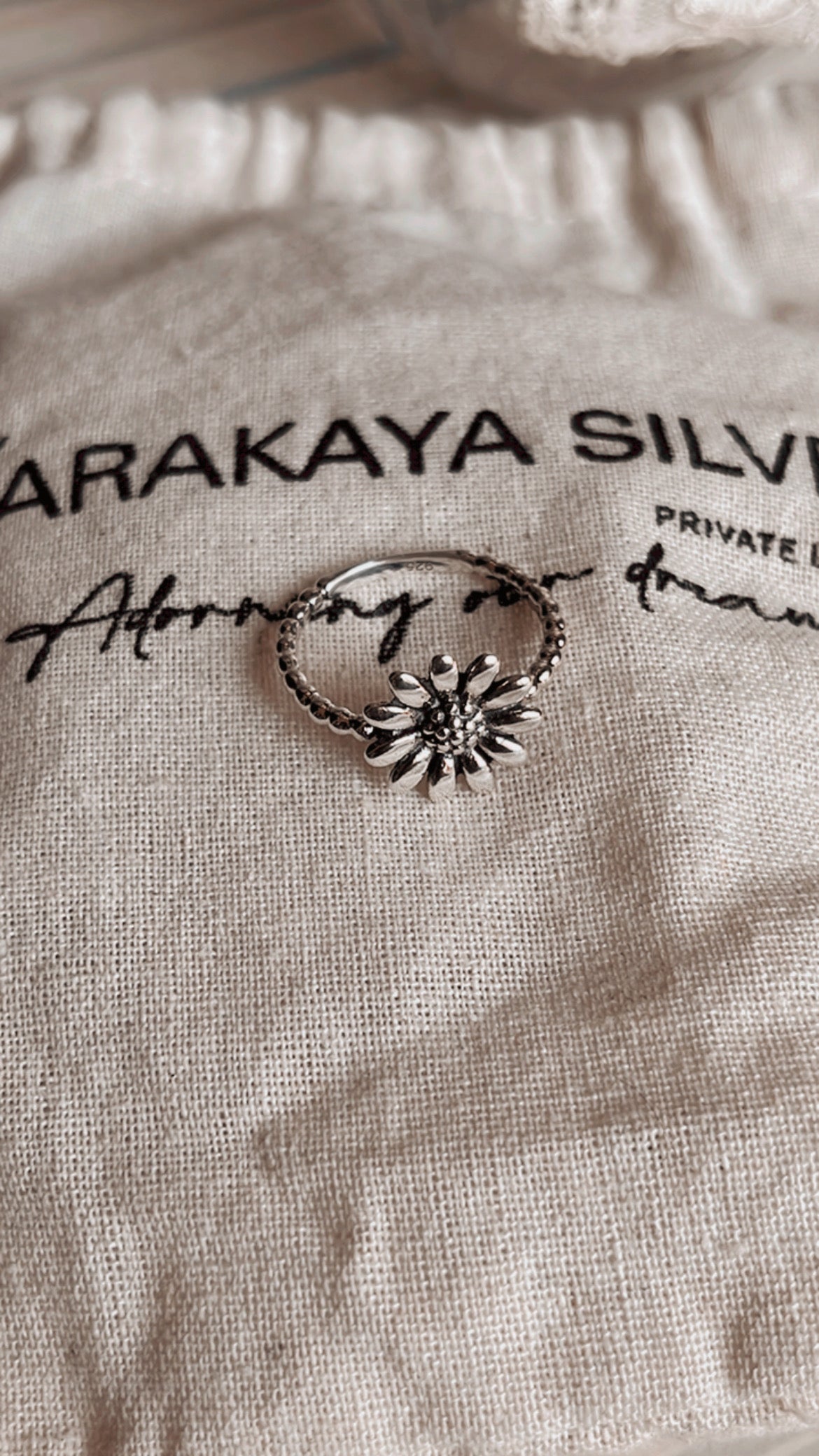 Charming daisy design silver ring with polished finish