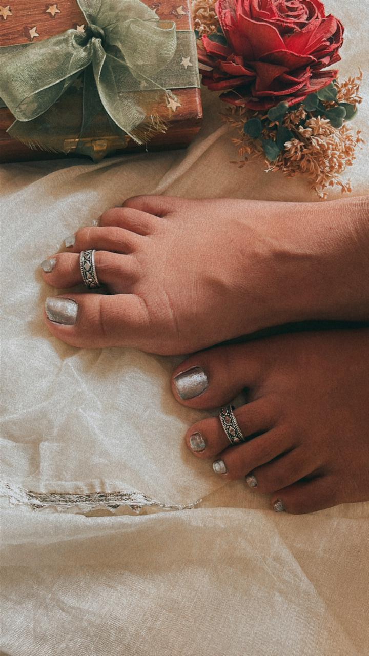 Handmade tribal Rawa silver toe ring with vintage-inspired details.