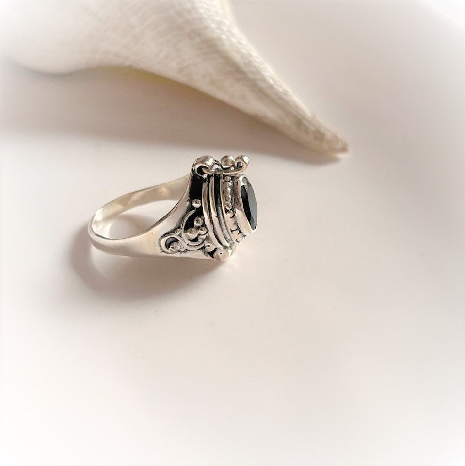 Chic Vintage Silver Ring Featuring Black Onyx Storage