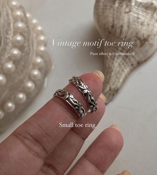 Vintage motif pure silver toe ring