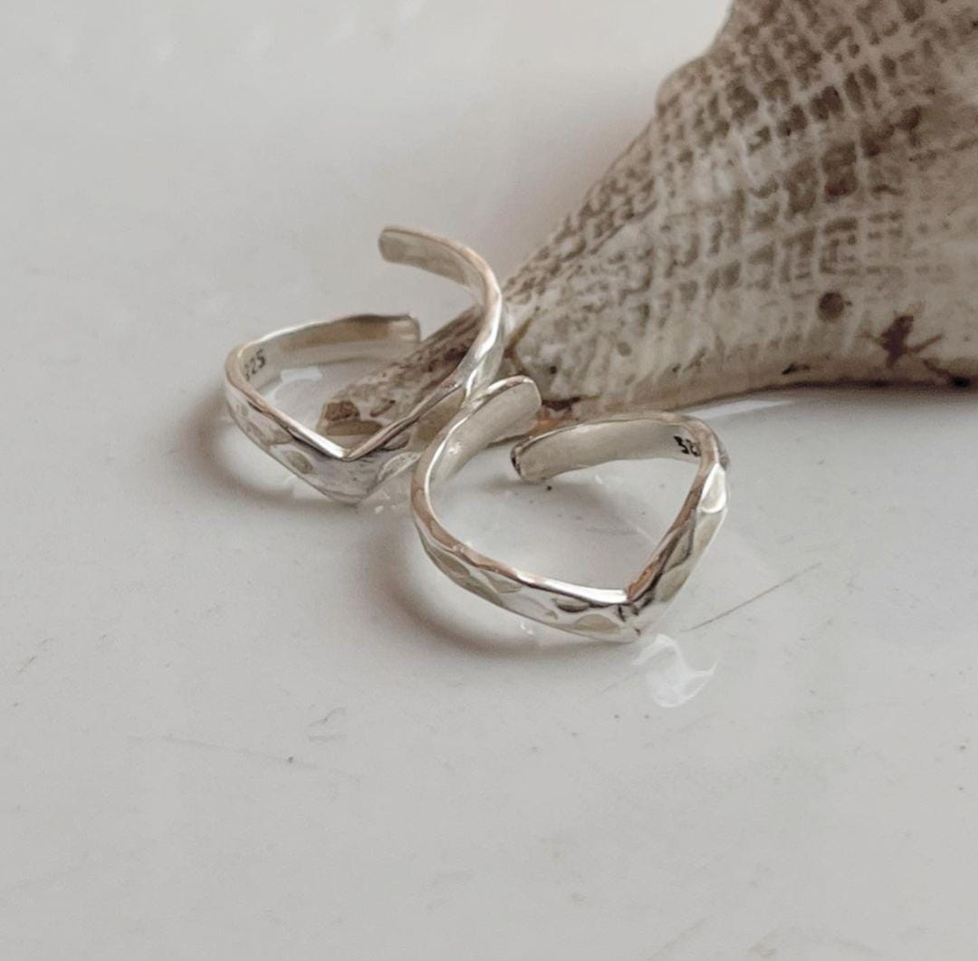 Hammered V shape toe ring in pure silver