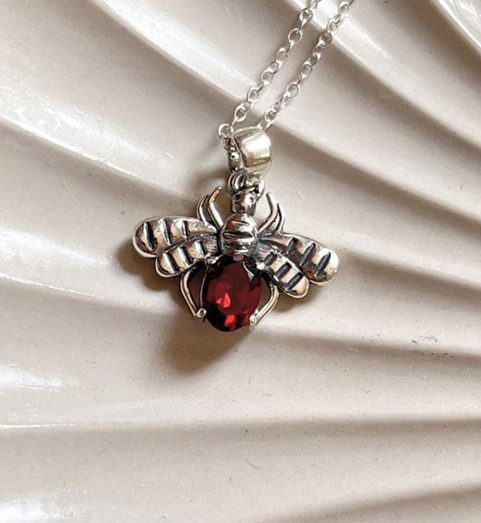 Exquisite bee garnet pendant in 925 sterling silver for a bold look.