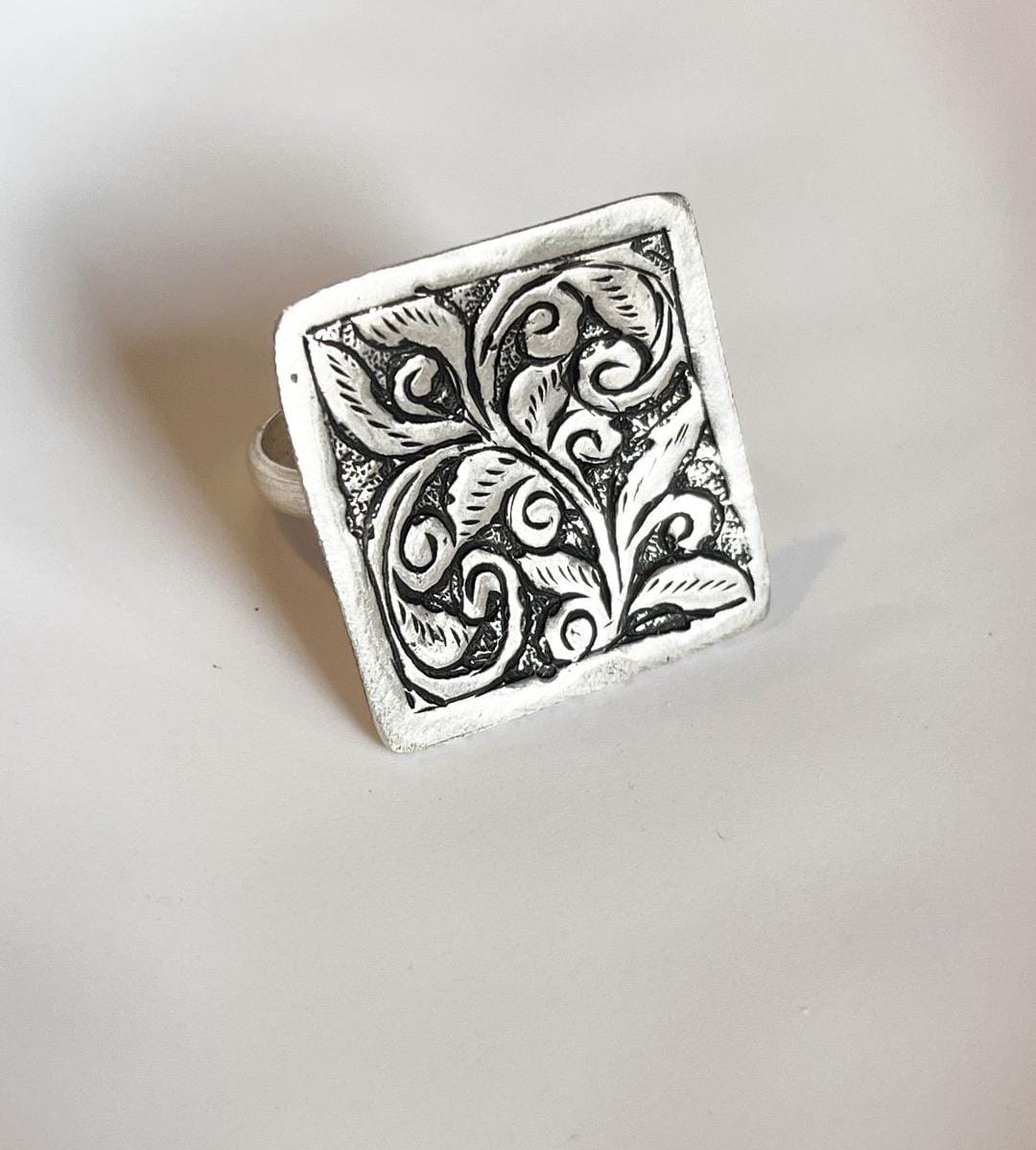 Vintage-style silver 925 ring with a tribal Chitai flower design.