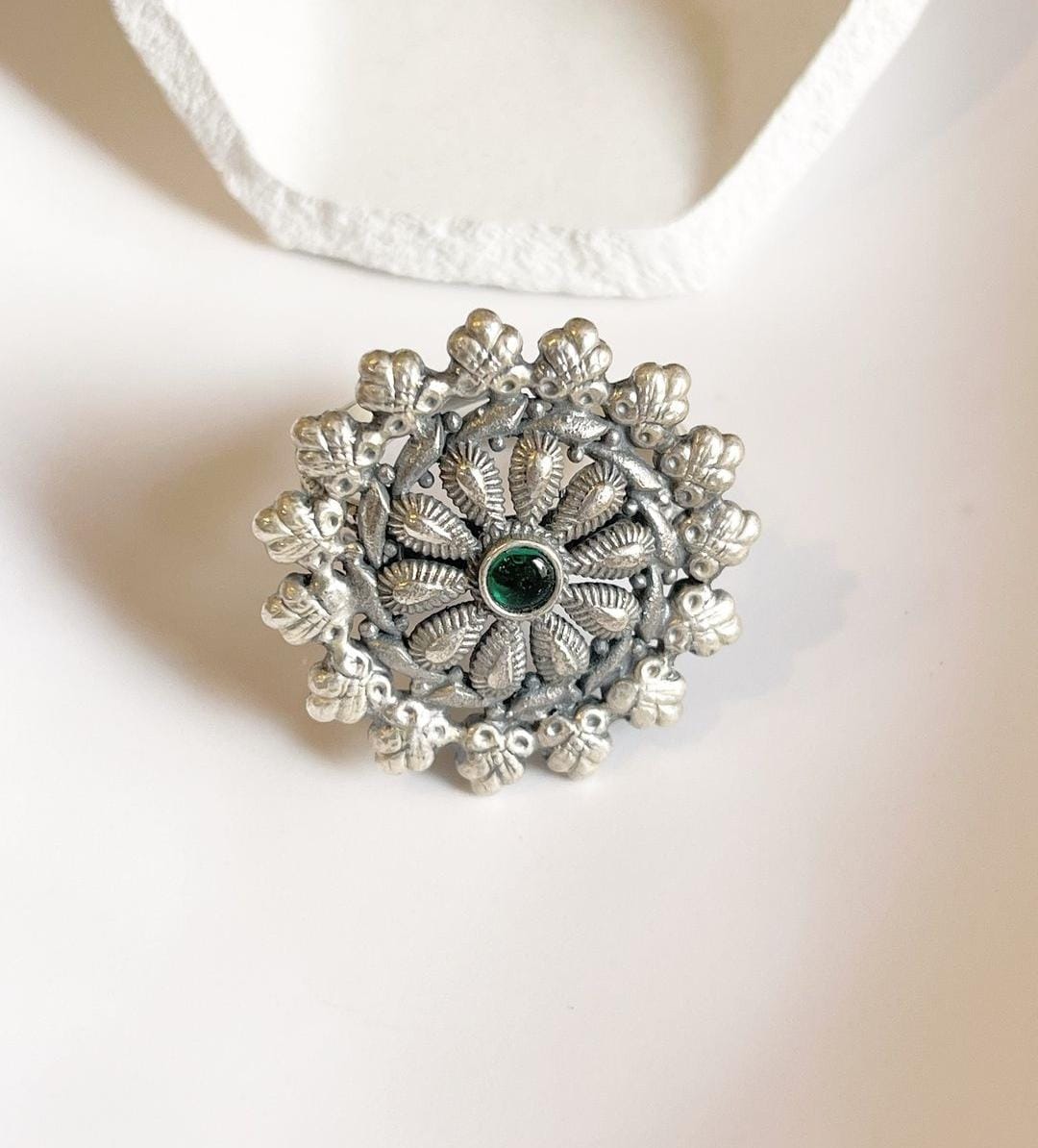 Elegant green flower mandala ring with antique detailing in sterling silver 925.