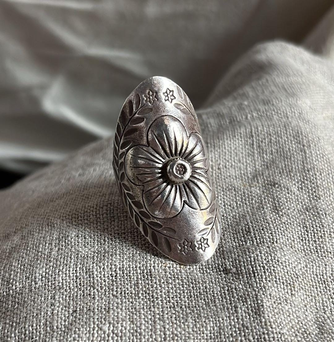 Handcrafted antique bohemian flower mandala ring in sterling silver 925.