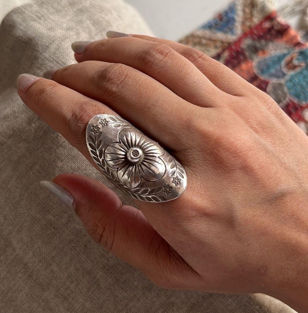 Vintage-inspired adjustable silver 925 ring featuring a floral mandala design.