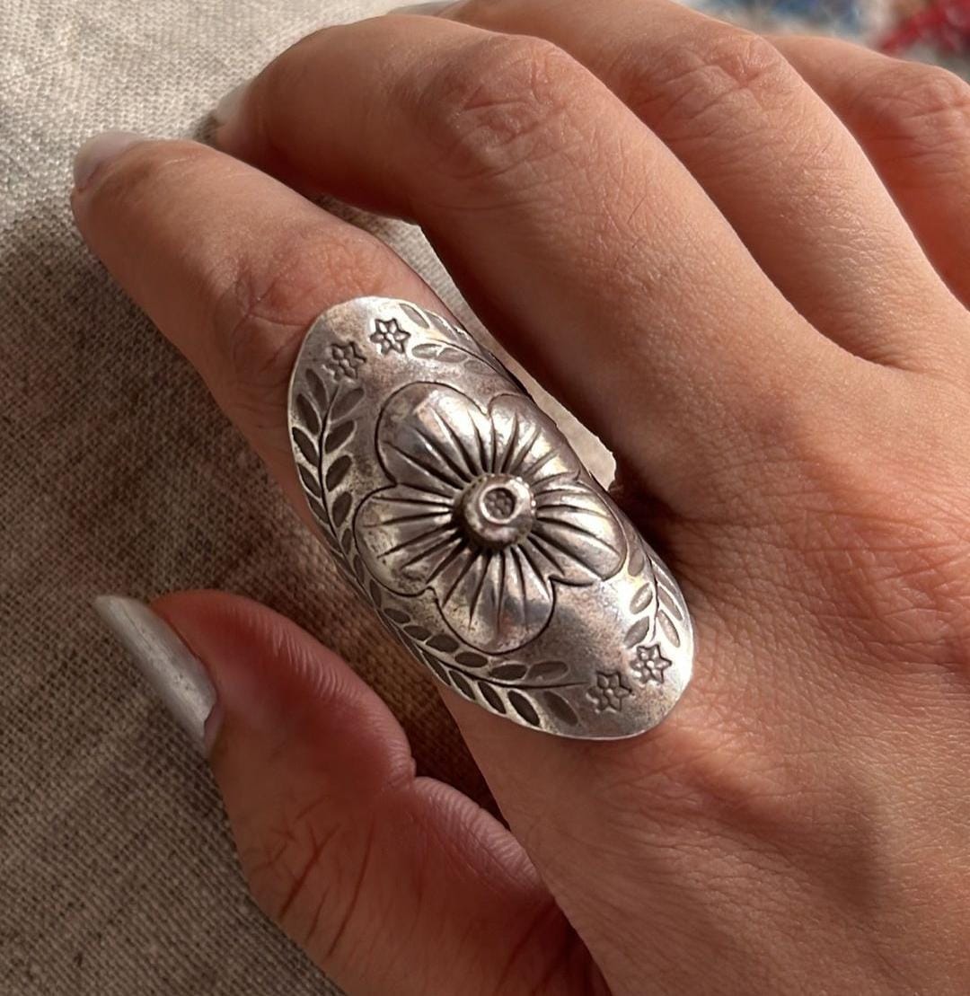 Exquisite sterling silver 925 ring with a bohemian flower mandala design.