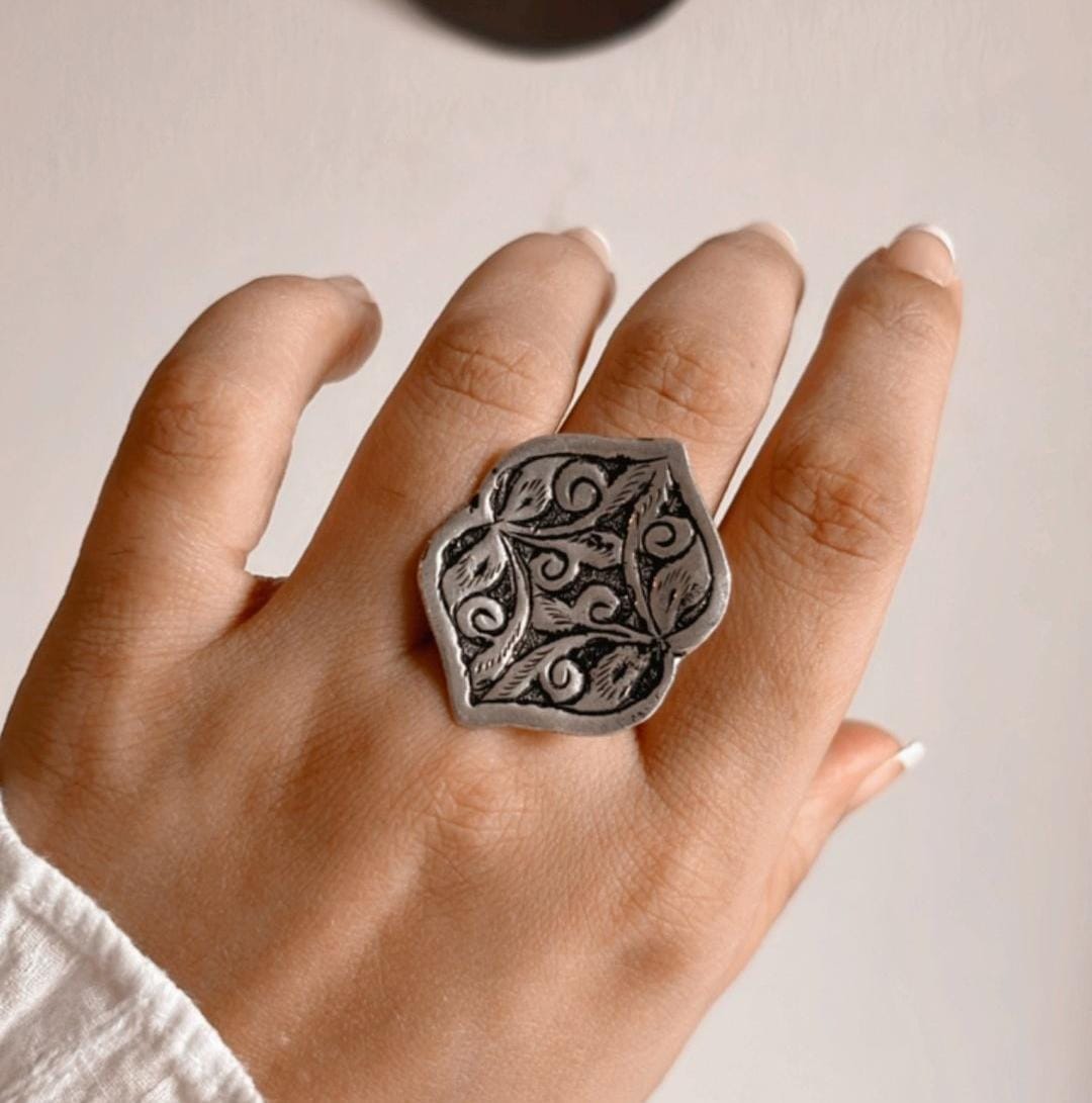 Timeless handcrafted antique silver 925 ring with a Chitai flower design.