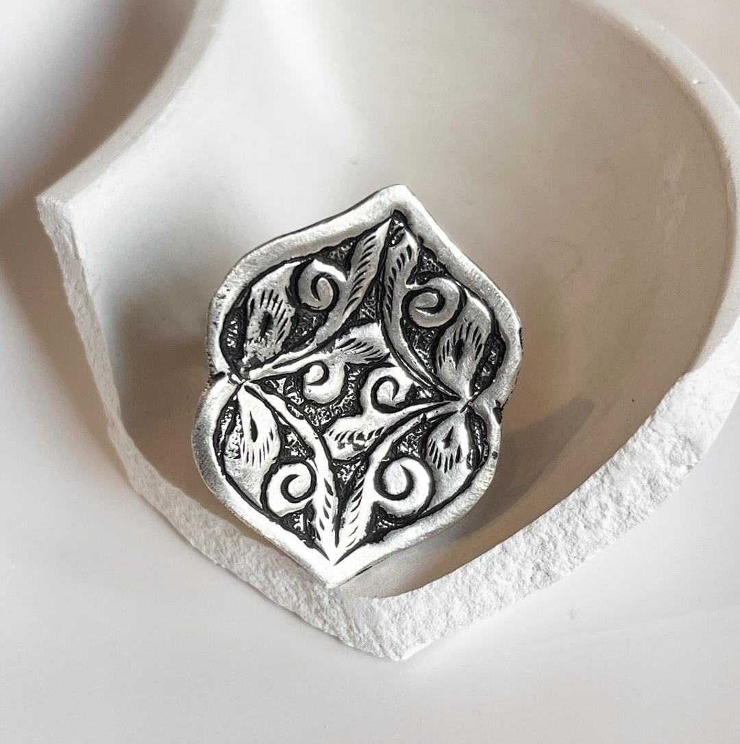 Vintage-inspired silver 925 ring with intricate tribal Chitai flower design.