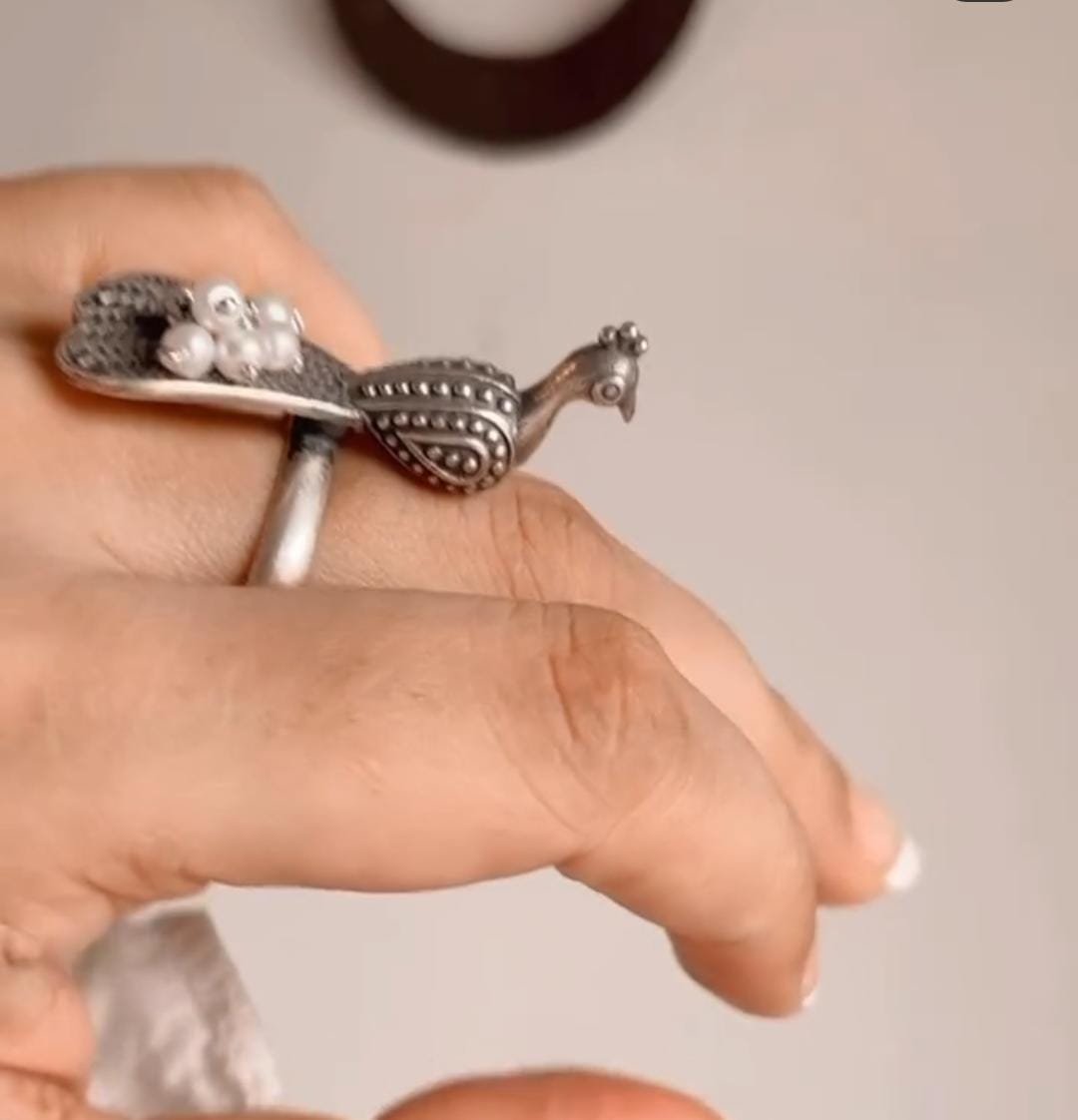 Handcrafted antique Mor/Peacock ring with freshwater pearls in silver 925, adjustable fit.