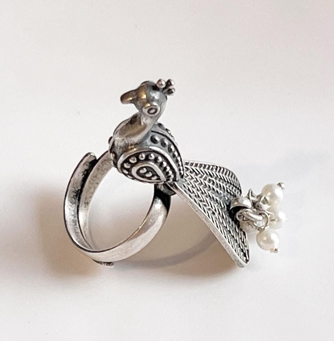 Statement ring in sterling silver 925 with an antique peacock design and freshwater pearls.