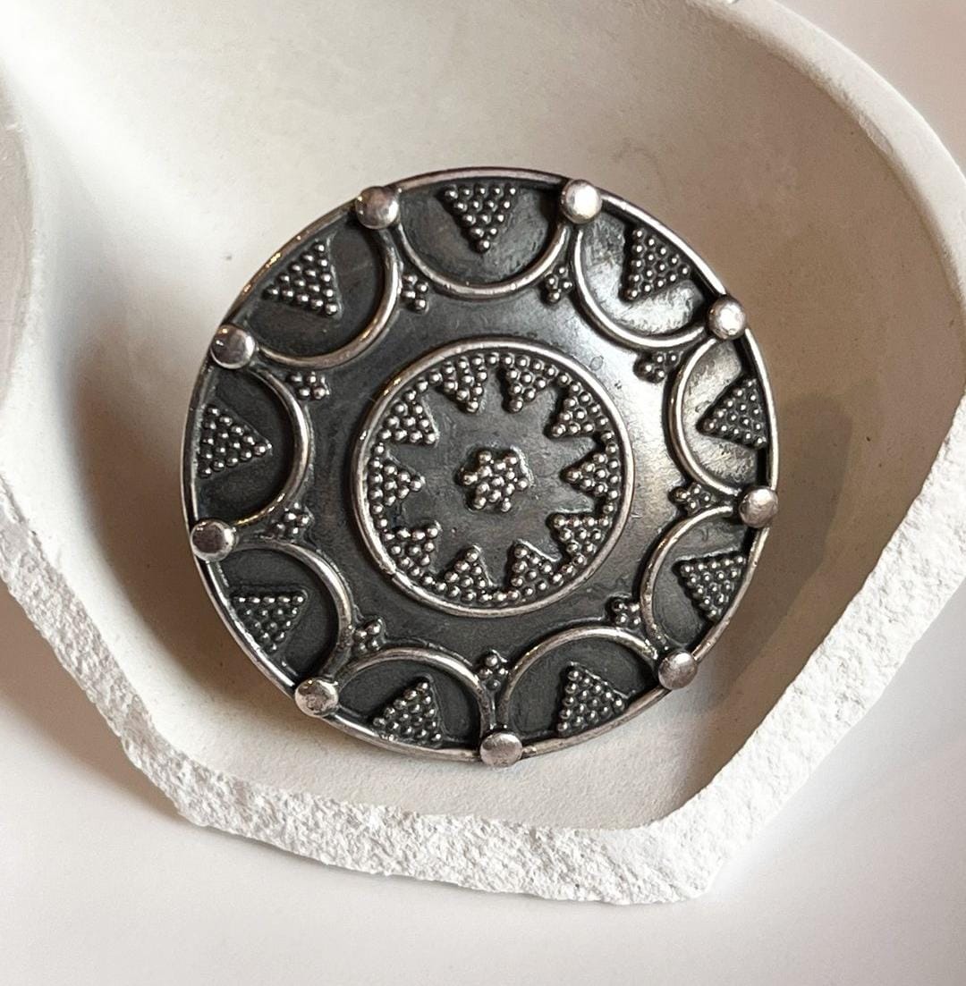 Vintage-style silver 925 ring featuring intricate tribal Rawa Mandala design.