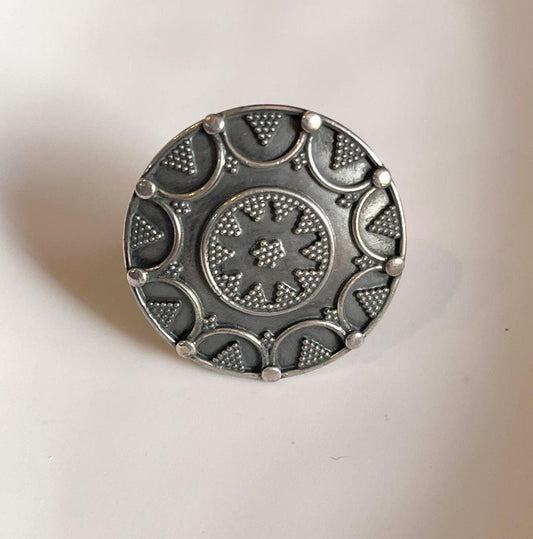 Timeless handcrafted silver 925 ring with tribal Rawa Mandala motif.