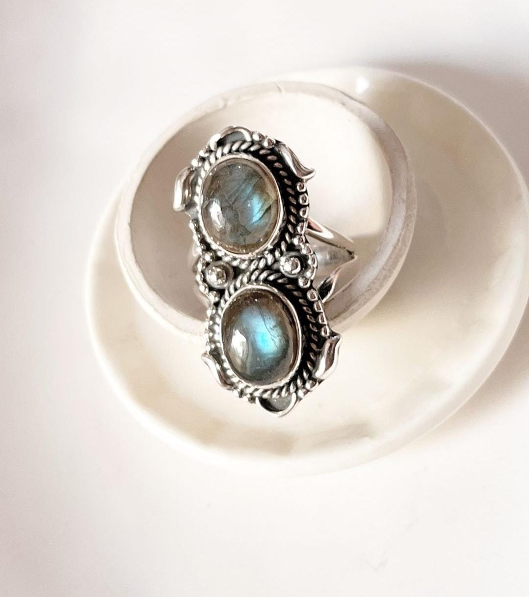 Handcrafted Labradorite Silver Ring with Bohemian Vibes