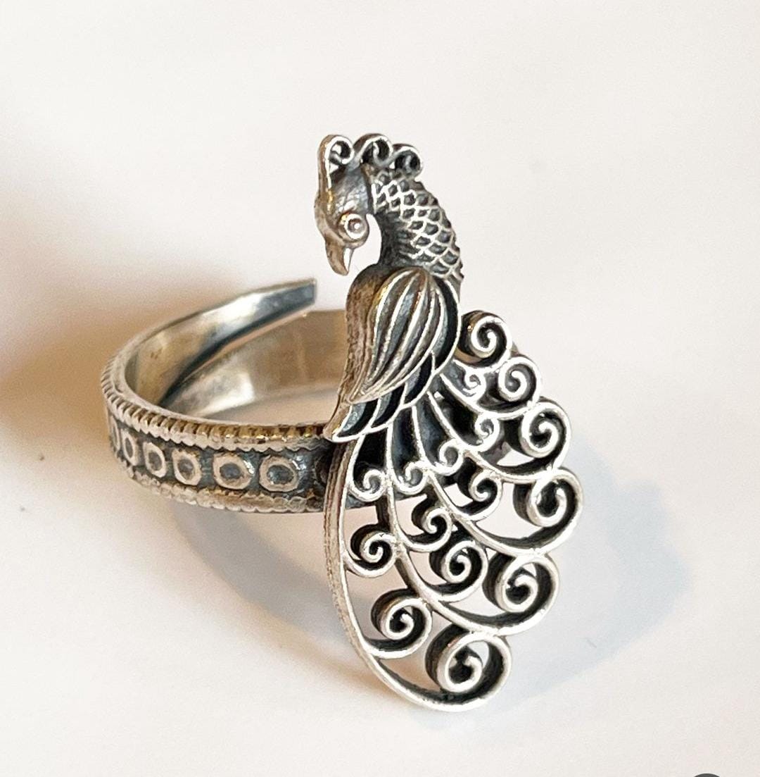 Elegant statement ring in sterling silver 925 featuring a peacock filigree pattern.
