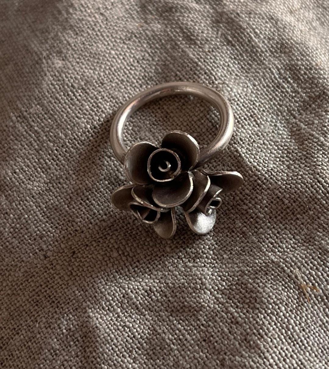 Timeless bohemian roses bouquet silver 925 statement ring