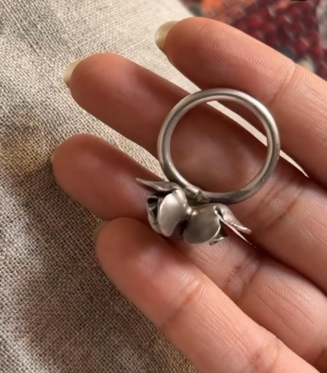Elegant handmade silver 925 ring featuring a roses bouquet design