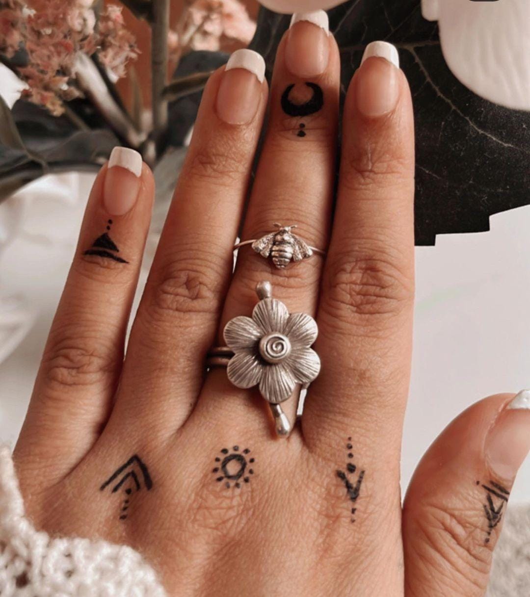 Vintage-inspired handcrafted silver 925 ring featuring a floral motif.