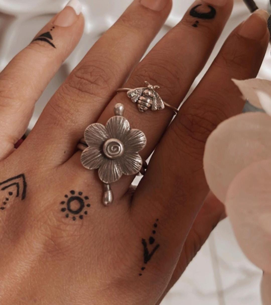 Adjustable sterling silver 925 ring with a vintage floral pattern.