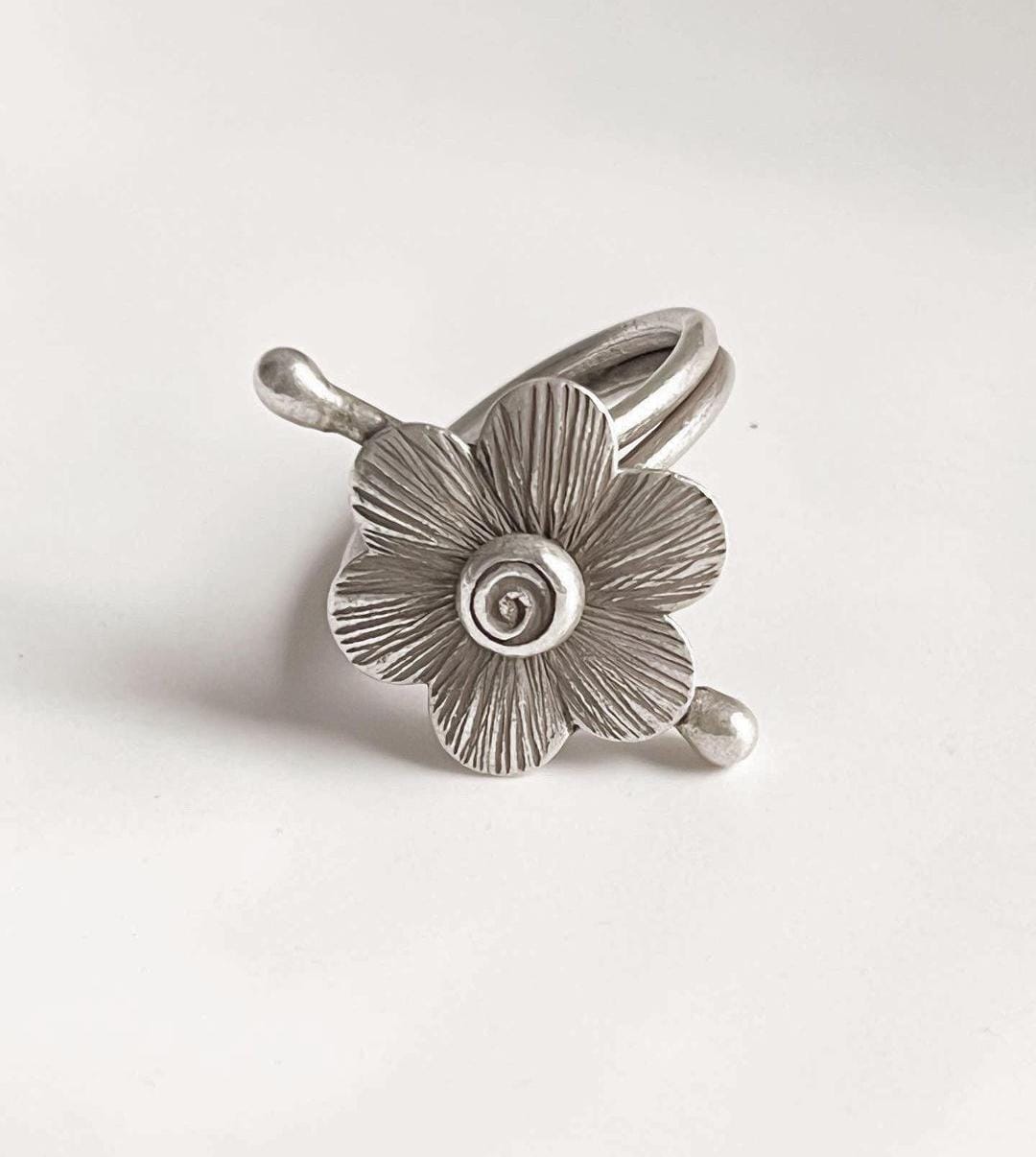 Handcrafted antique bohemian flower ring in sterling silver 925.