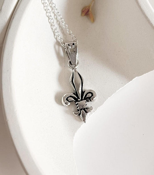 Elegant Fleur De Lis silver pendant with intricate detailing