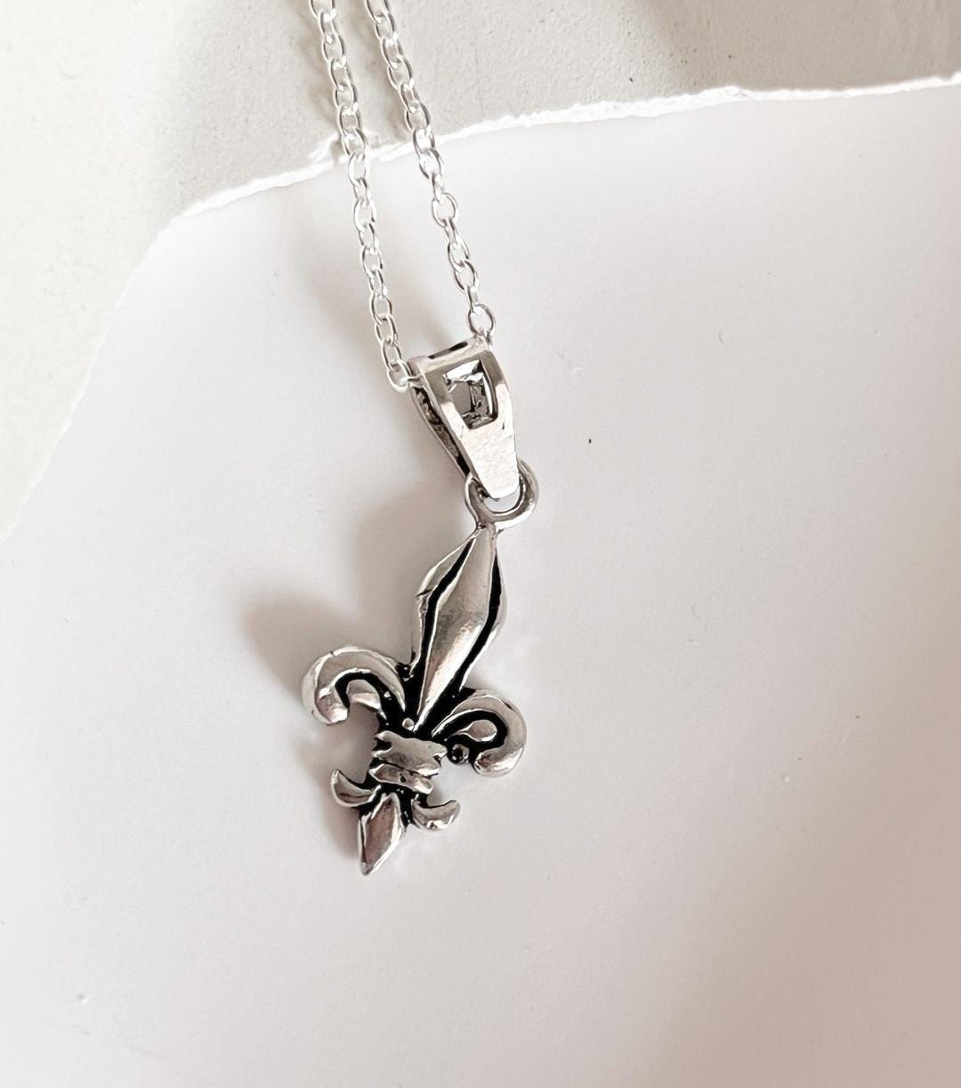 Luxurious Fleur De Lis silver pendant with a rich, historical symbolism