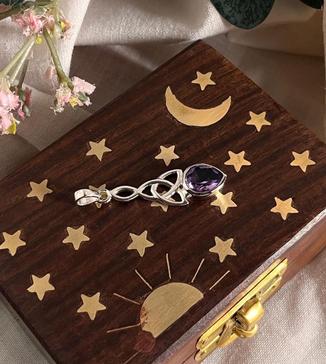 Beautiful trinity knot design featuring an amethyst gemstone.