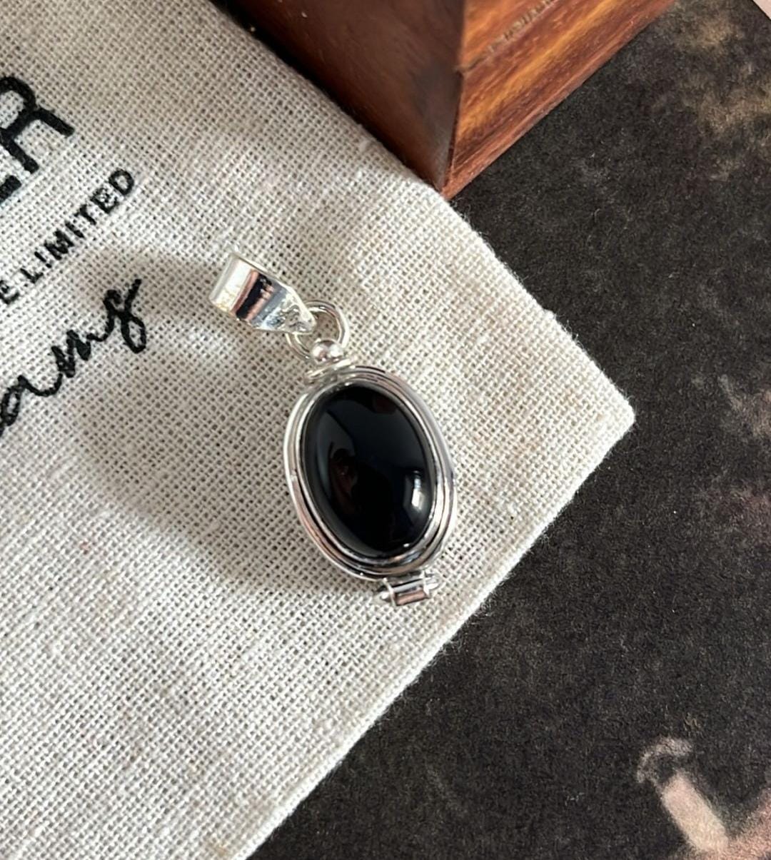 Chic Oval Black Onyx Storage Pendant Set in Silver