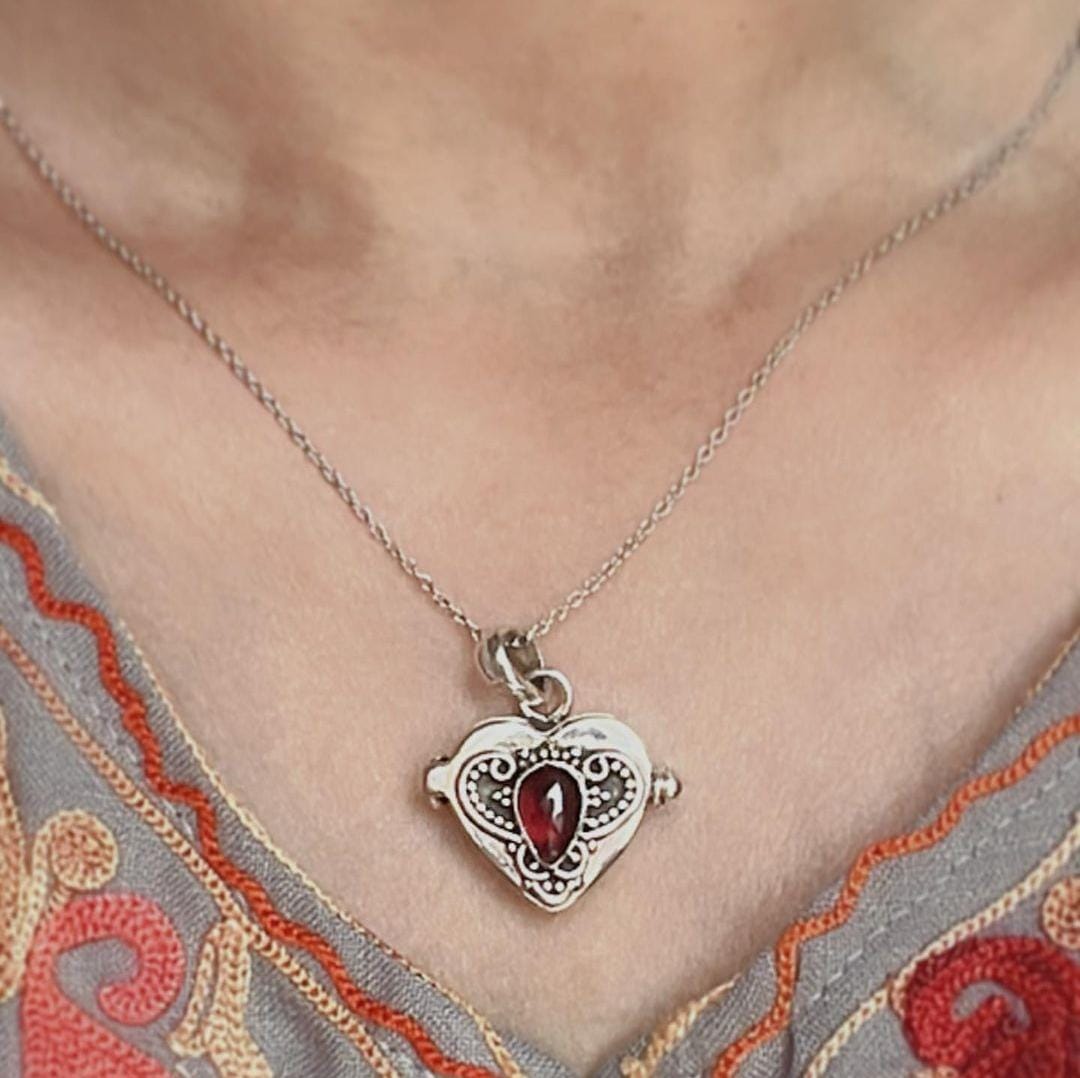 Garnet heart-shaped vintage storage pendant in sterling silver