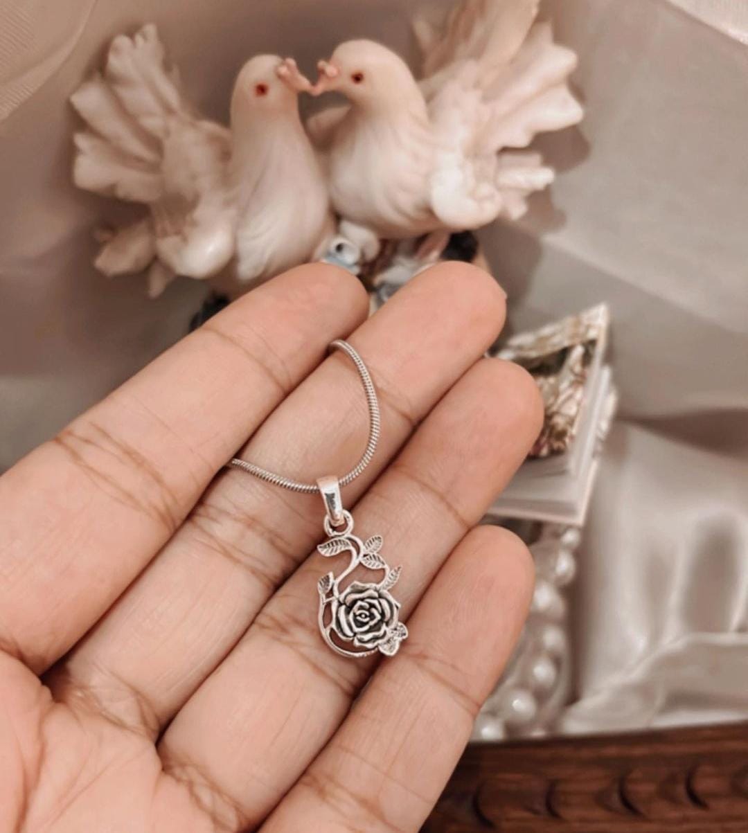 Elegant vintage rose silver pendant