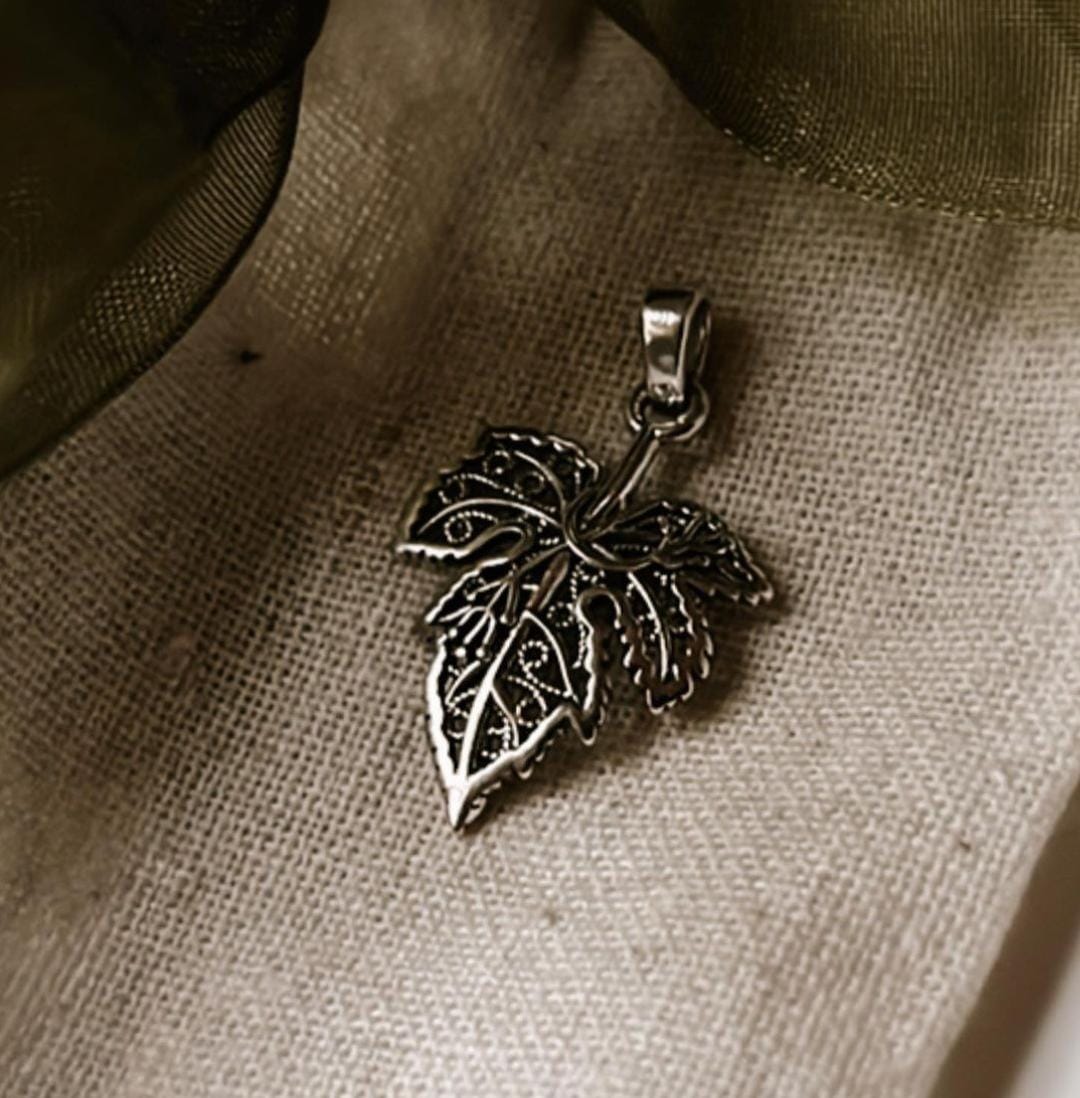 Handcrafted Maple Leaf Filigree Silver Pendant with Fine Work