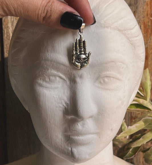 Charming evil eye Hamsa pendant in sterling silver with detailed design