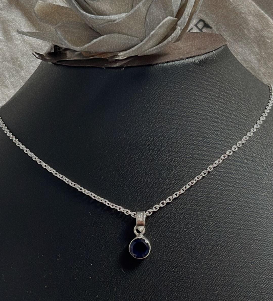Charming round Iolite pendant in polished silver