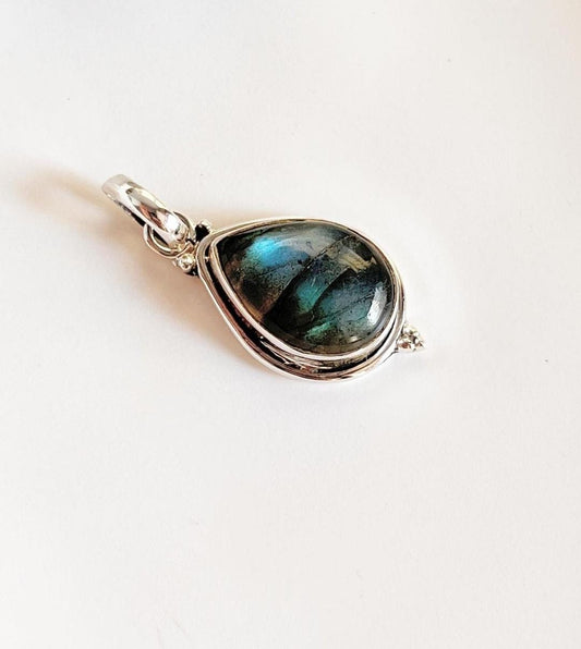 Elegant Labradorite Gemstone Silver Pendant