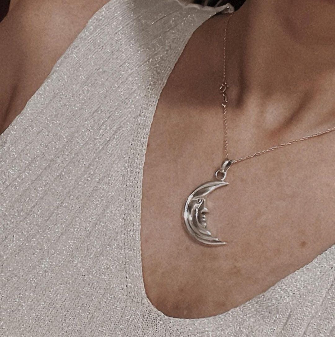 Chic big crescent moon pendant in sterling silver with refined design