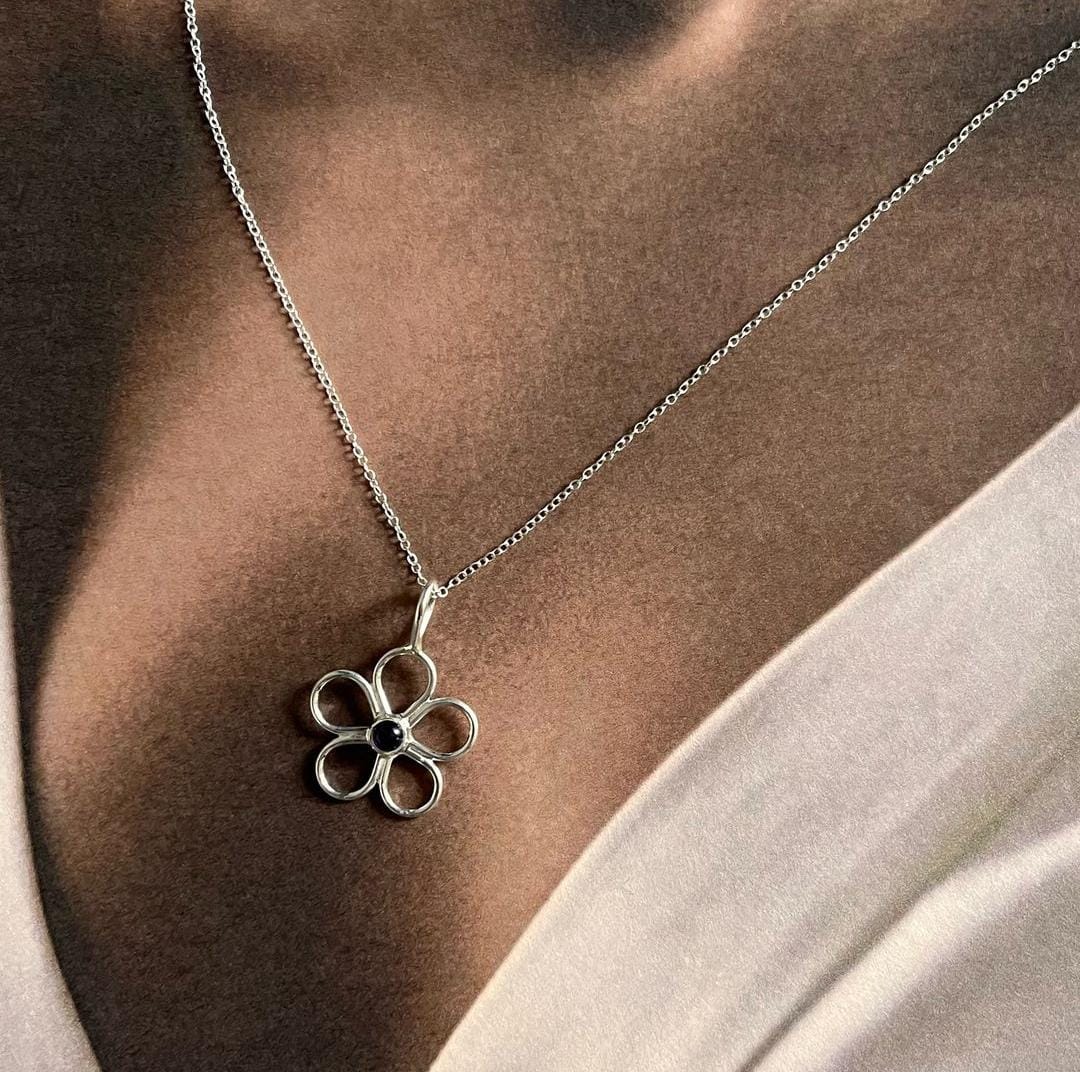 Elegant Silver Pendant Featuring Amethyst and Floral Motif