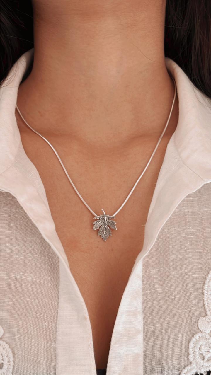 Invisible Hook Maple Silver Pendant for Sleek and Minimalist Look