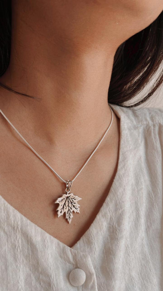 Charming Maple Leaf Pendant in Sterling Silver for Timeless Fashion