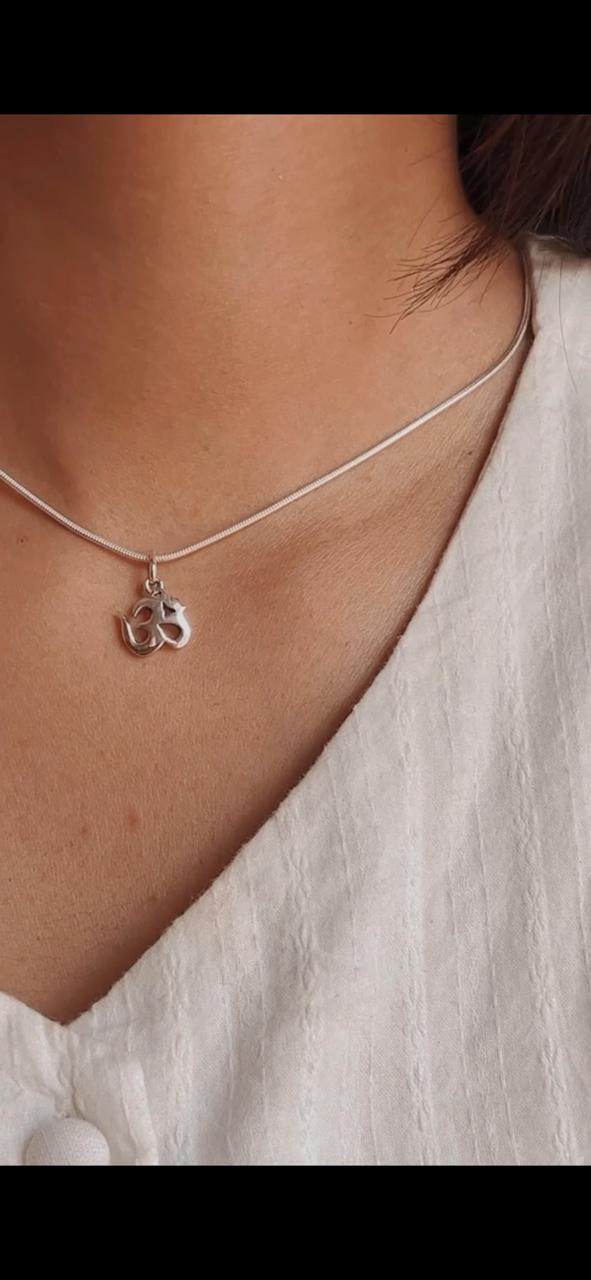 Minimalist Plain Om Aum Pendant in Silver